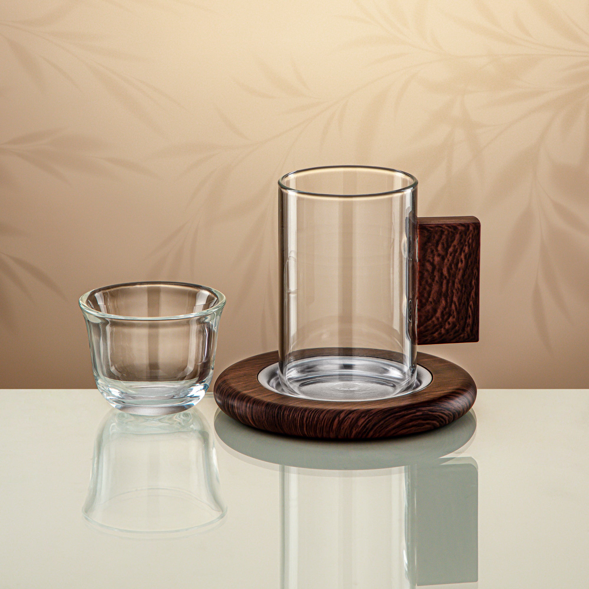 طقم شاي المرجان مكون من 18 قطعة شفاف مع لمسات من الخشب الداكن