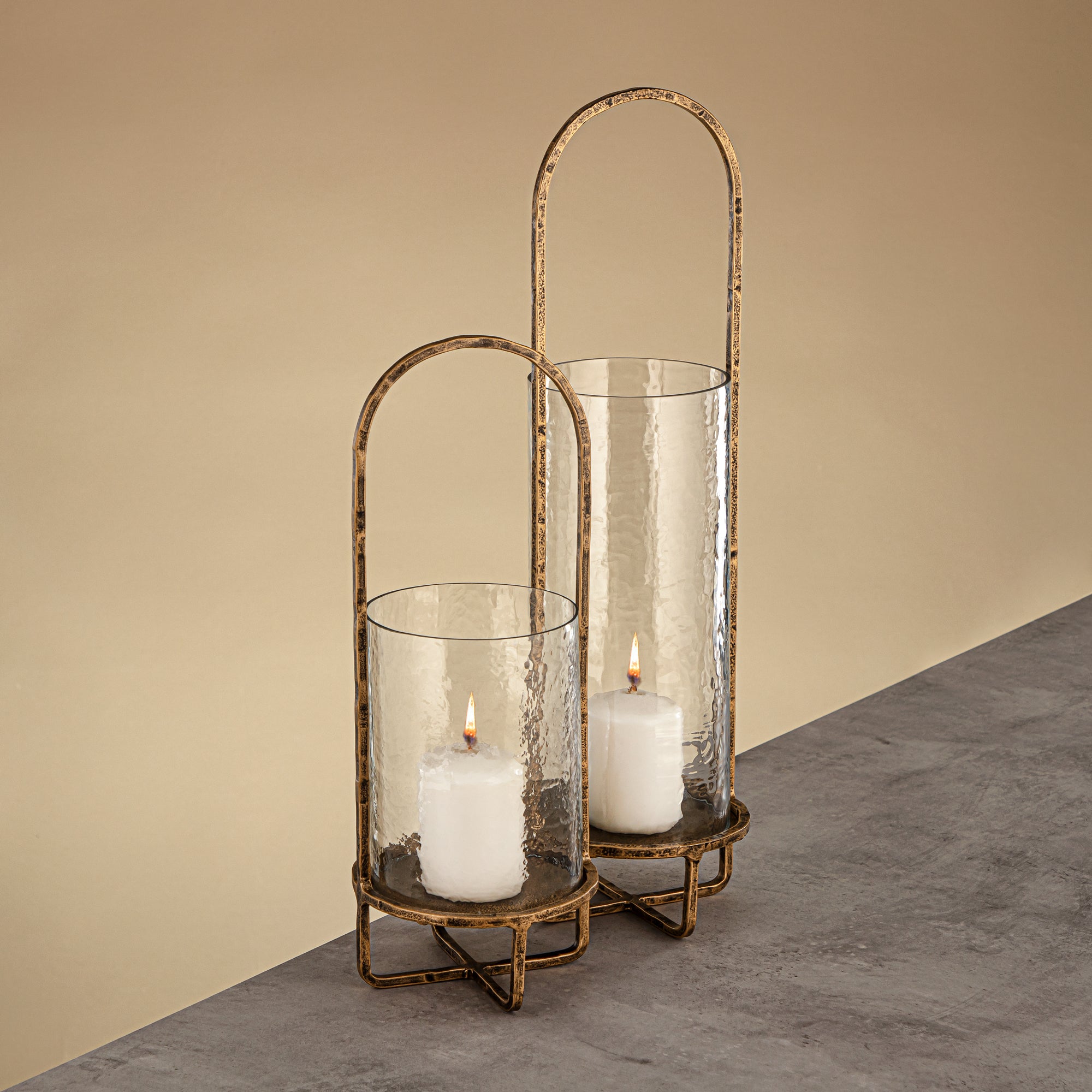 فانوس إعصار الميرجان مايلز زجاج شفاف مطروق 13.5x13.5x47 سم حامل ذهبي عتيق (GMT2960005)