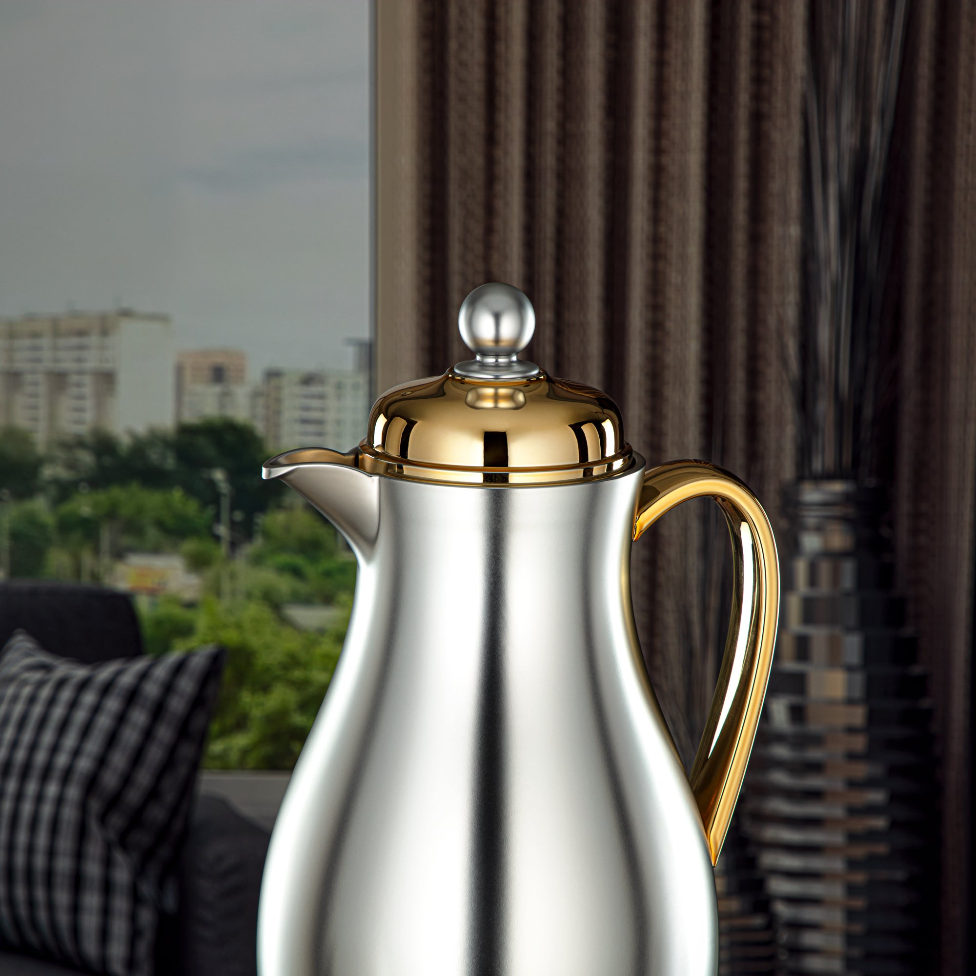 Almarjan Vacuum Flask Metal Body with Glass Liner 0.7L Matt Silver & Gold (RPA-070-MSG) – Everyday Elegance Collection