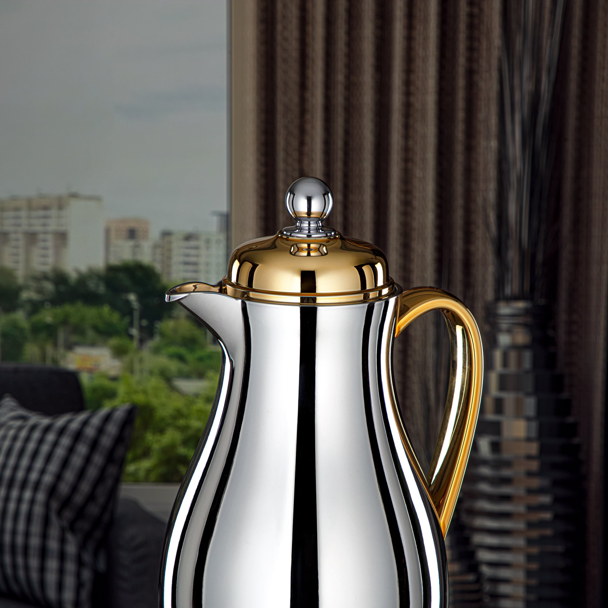 Almarjan Vacuum Flask Metal Body with Glass Liner 0.7L Silver & Gold (RPA-070-SG) – Everyday Elegance Collection