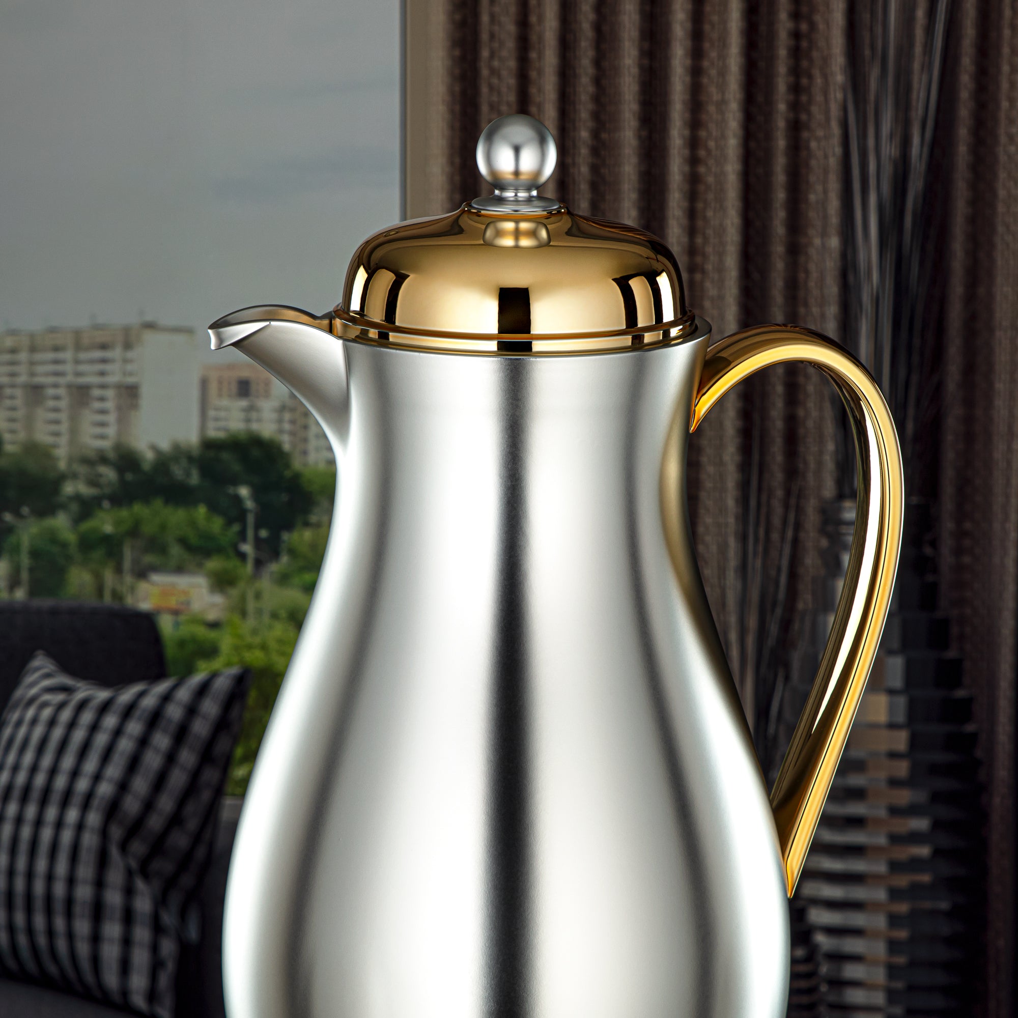 Almarjan Vacuum Flask Metal Body with Glass Liner 1.4L Matt Silver & Gold (RPA-140-MSG) – Everyday Elegance Collection