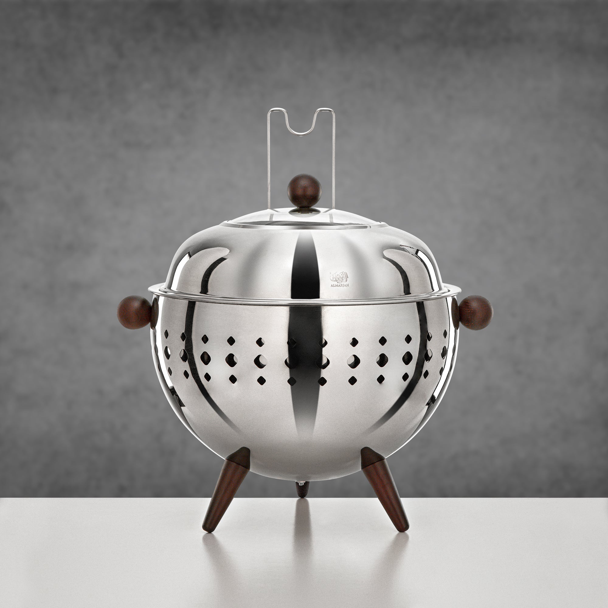 صحن تسخين المرجان سعة 4 لتر بلمسة فضية لامعة ومقابض من الخشب الداكن