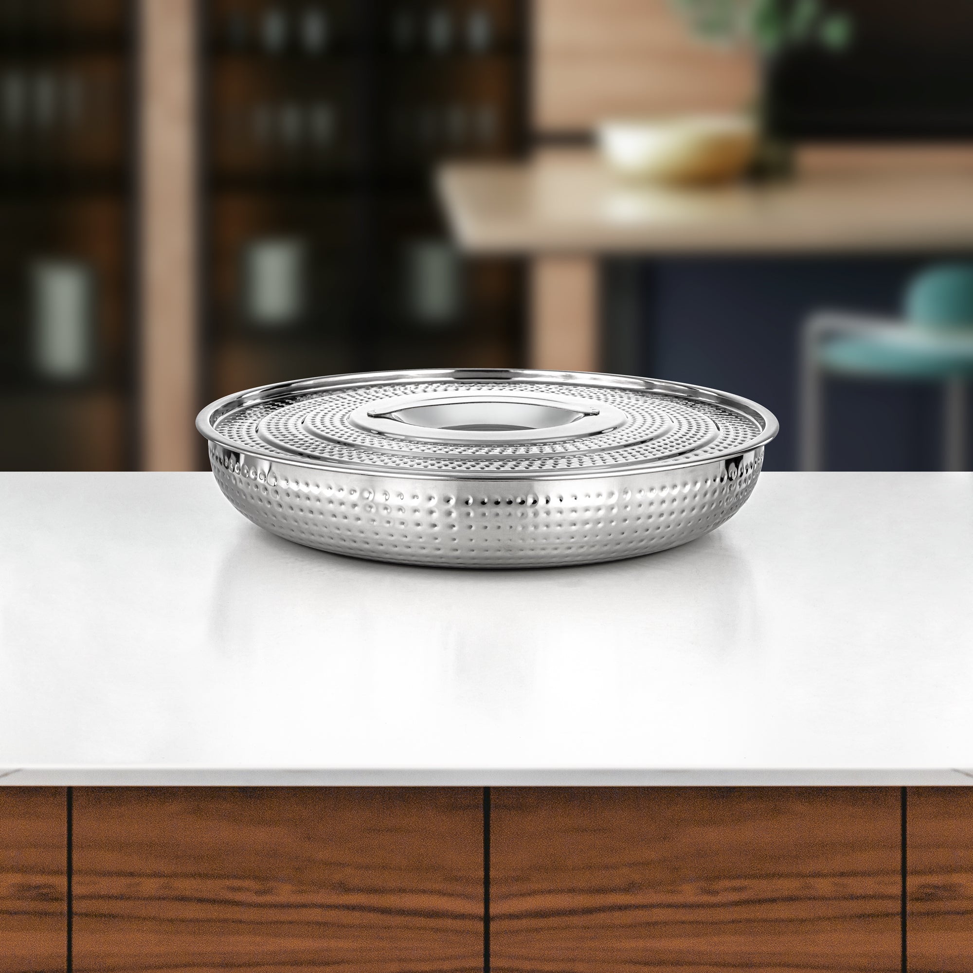 Almarjan Bread Tray with Cover Stainless Steel Hammered Mirror Finish 36 cm (H24M2) – Breakfast Serveware | Ramadan & Gatherings