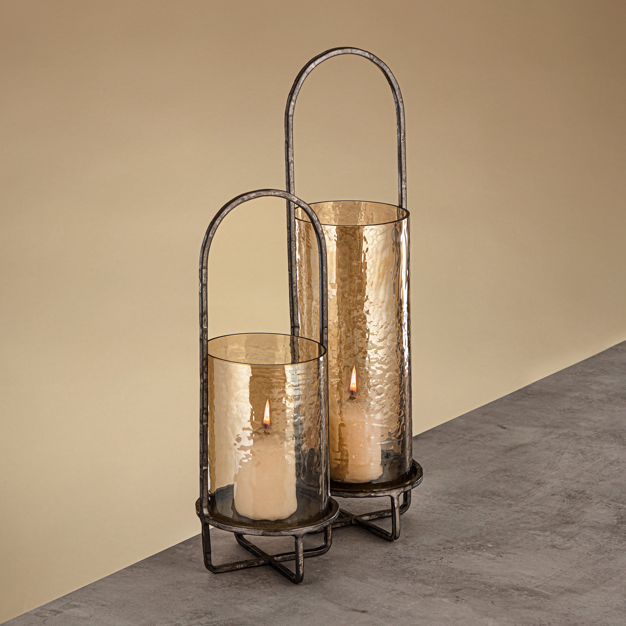 Almarjan Miles Hurricane Lantern Hammered Copper Brown Glass 13.5x13.5x36 CM Vintage Silver Stand (GMT2960004)