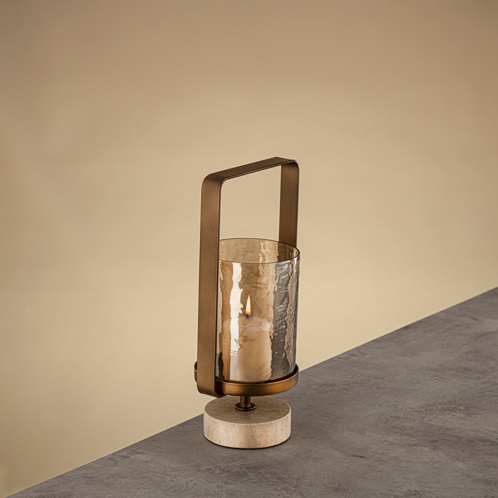 فانوس إعصار المرجان كالون نحاس مطروق زجاج بني 15.5x12.5x32.5 سم قاعدة ذهبية مصقولة وترافرتين (GMT2960027)