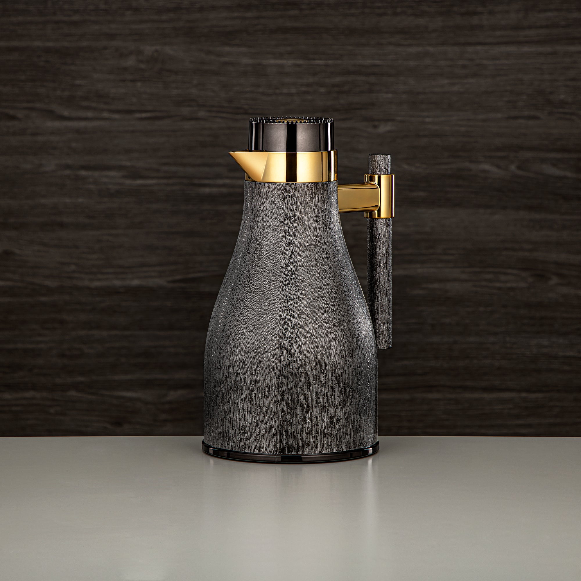 طقم ترامس المرجان ABS زر ضغط 1 لتر + 1 لتر مسدس أسود وذهبي (GOK-NBK-NBK-G) - تقديم أنيق