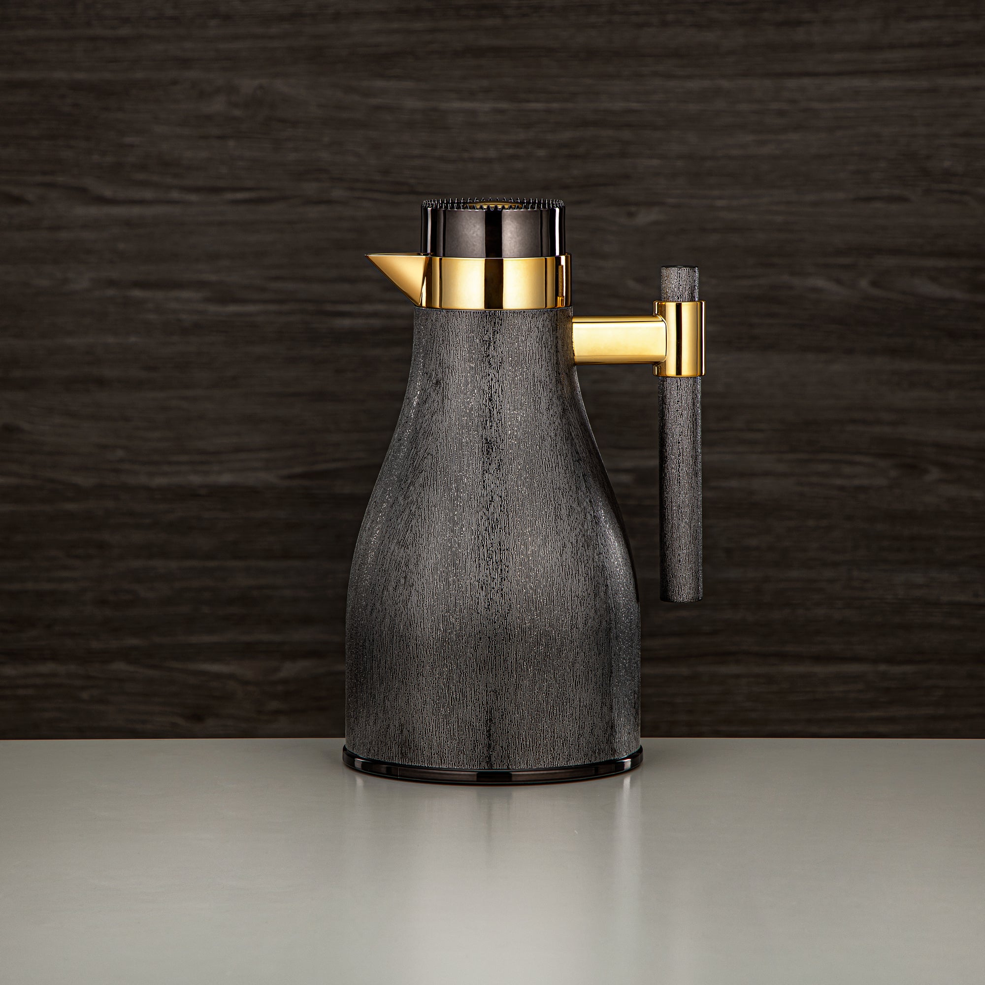 طقم ترامس المرجان ABS زر ضغط 1 لتر + 1 لتر مسدس أسود وذهبي (GOK-NBK-NBK-G) - تقديم أنيق