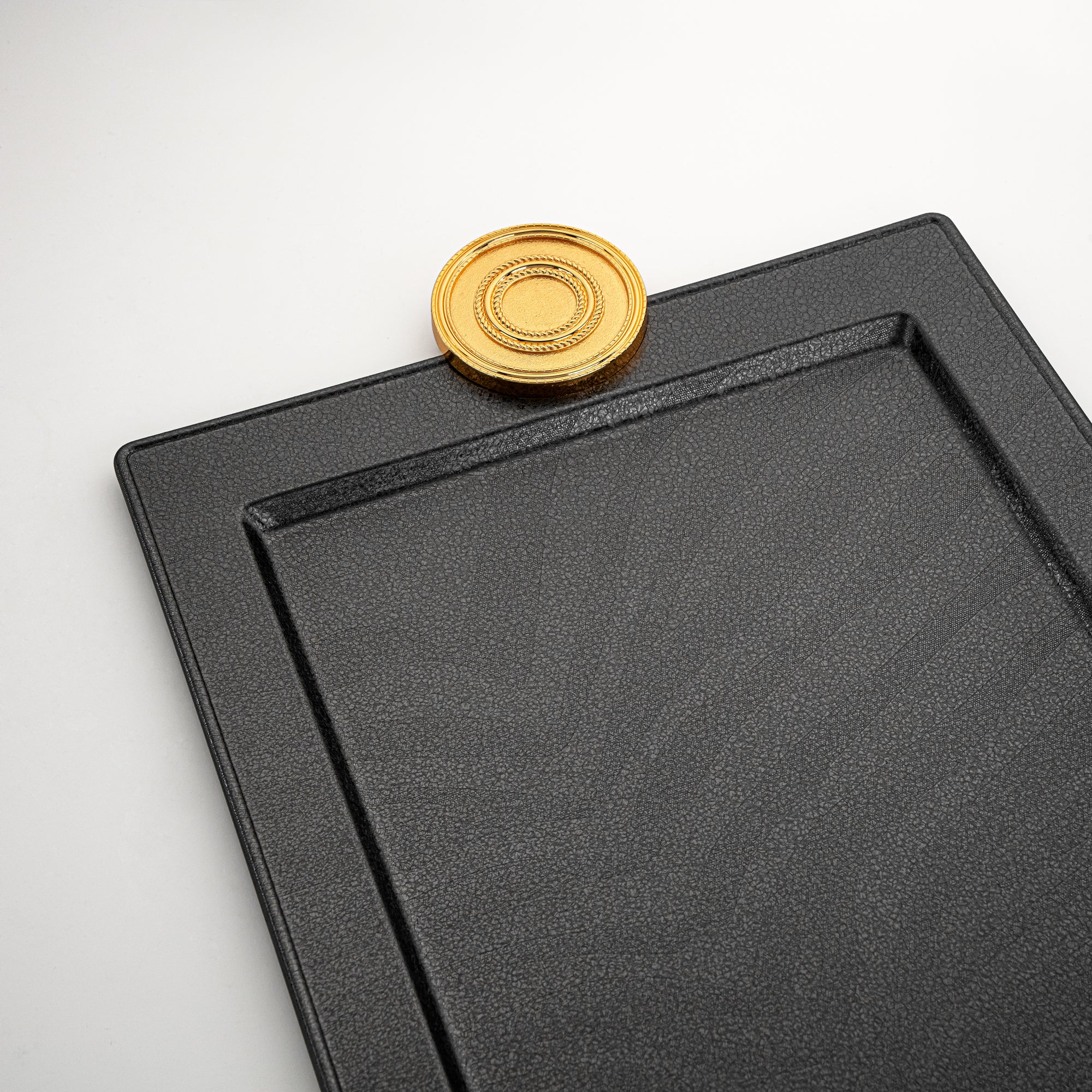 طقم صواني تقديم المرجان أسود وذهبي بتصميم متشقق (3 قطع)