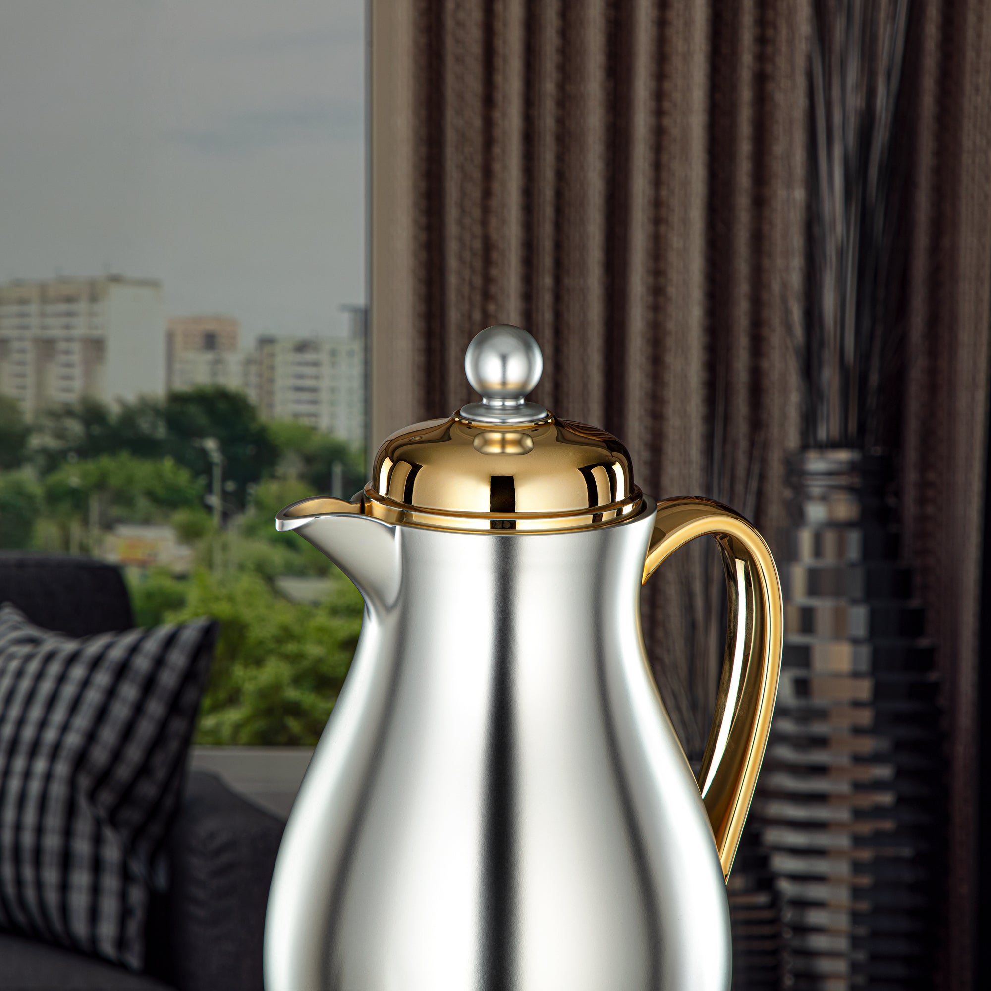 Almarjan Vacuum Flask Metal Body with Glass Liner 0.5L Matt Silver & Gold (RPA-050-MSG) – Everyday Elegance Collection