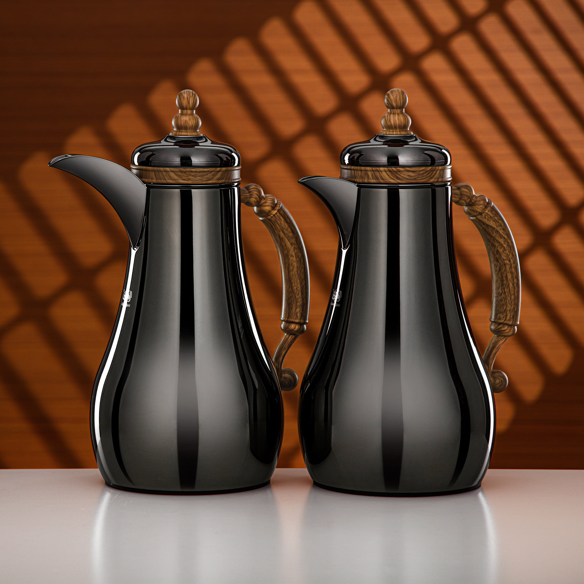 طقم ترامس المرجان 1 لتر + 1 لتر بلون النيكل الأسود وخشب فاتح